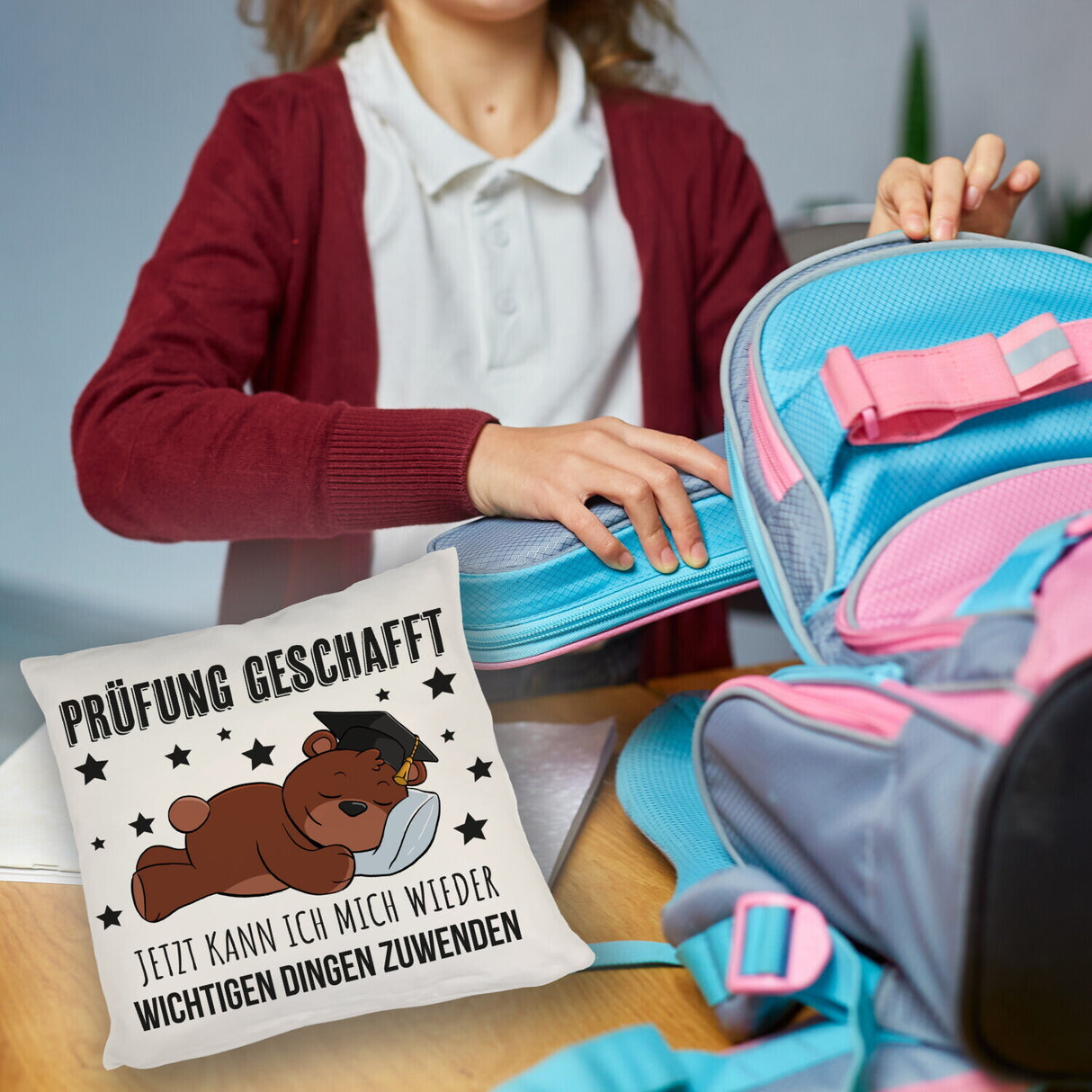 Schlafender Bär mit Doktorhut Kissen mit Spruch Prüfung bestanden