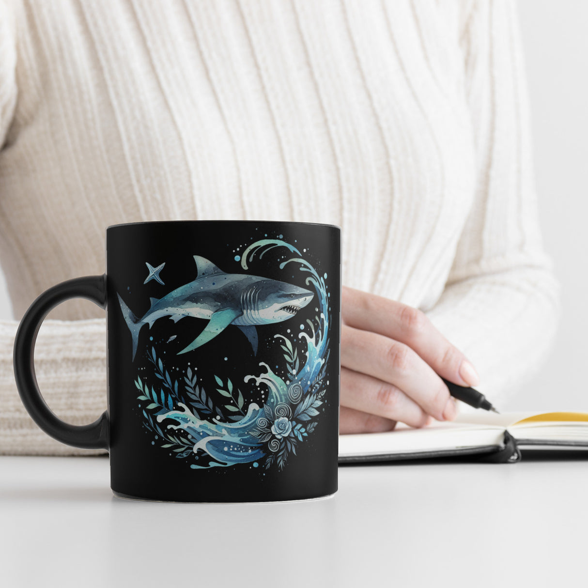 Haifisch im Wasser Tasse in Schwarz