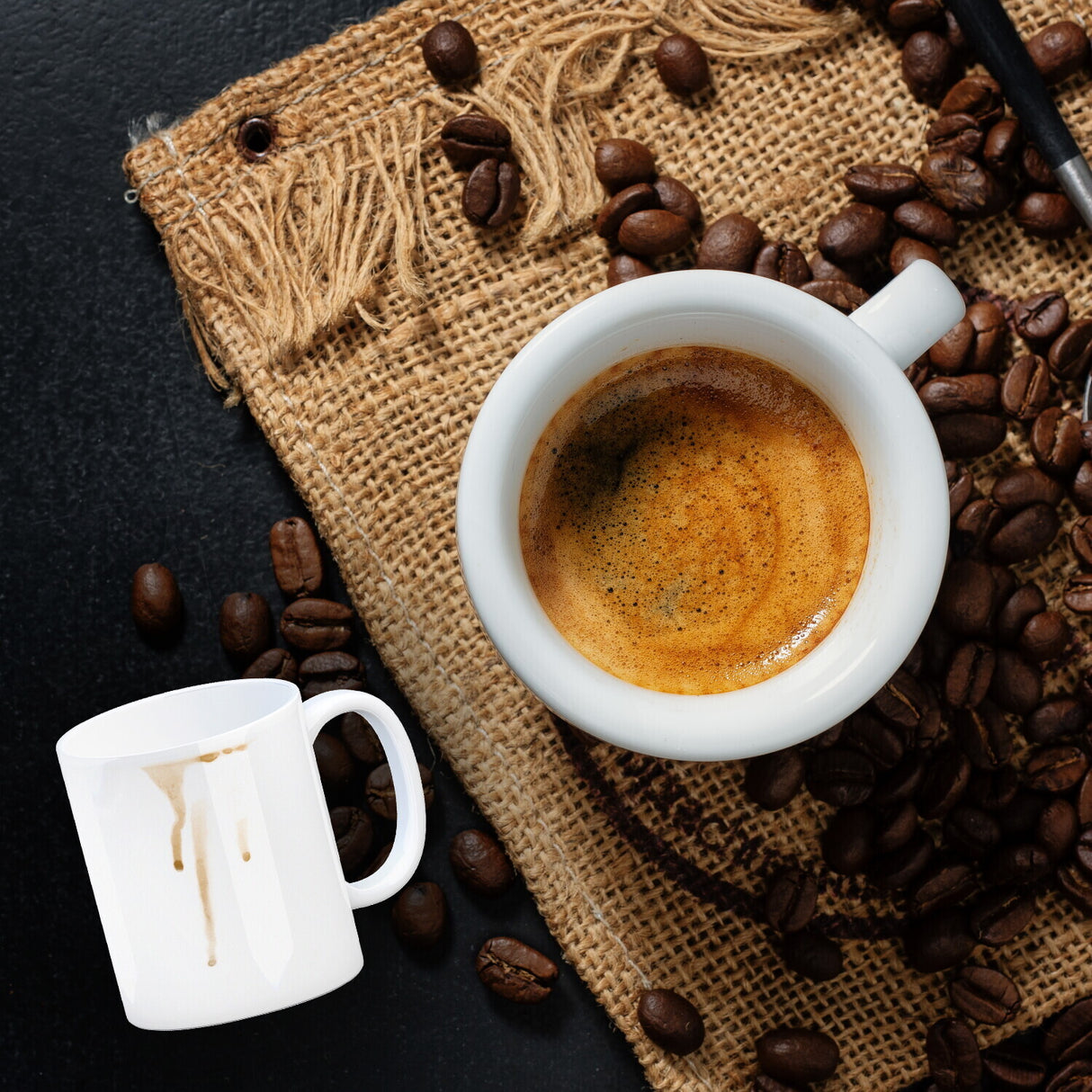 Kaffeebecher mit Putz-Schaf und Kaffeefleck Motiv