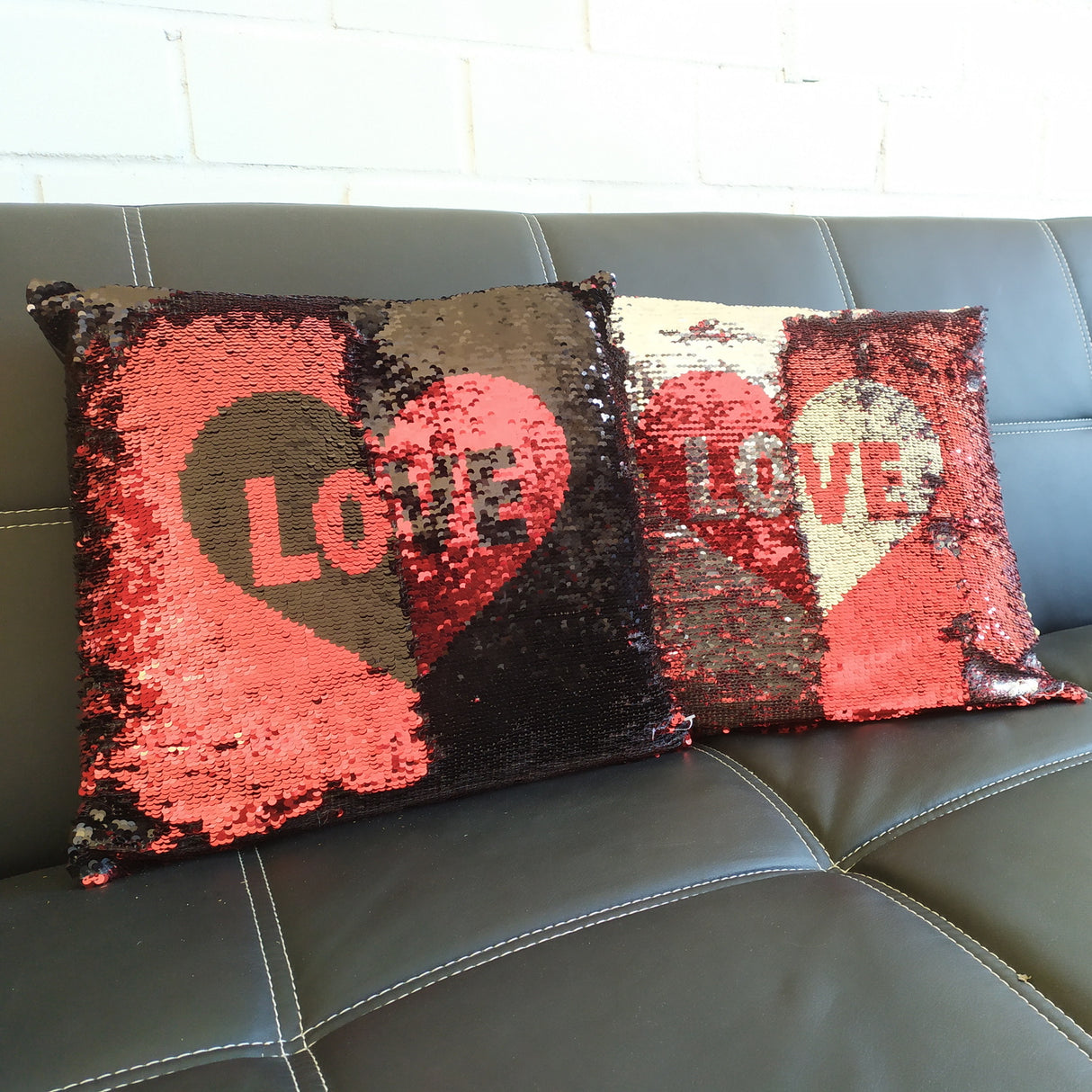 Love Kissen mit Pailletten in rot-silber
