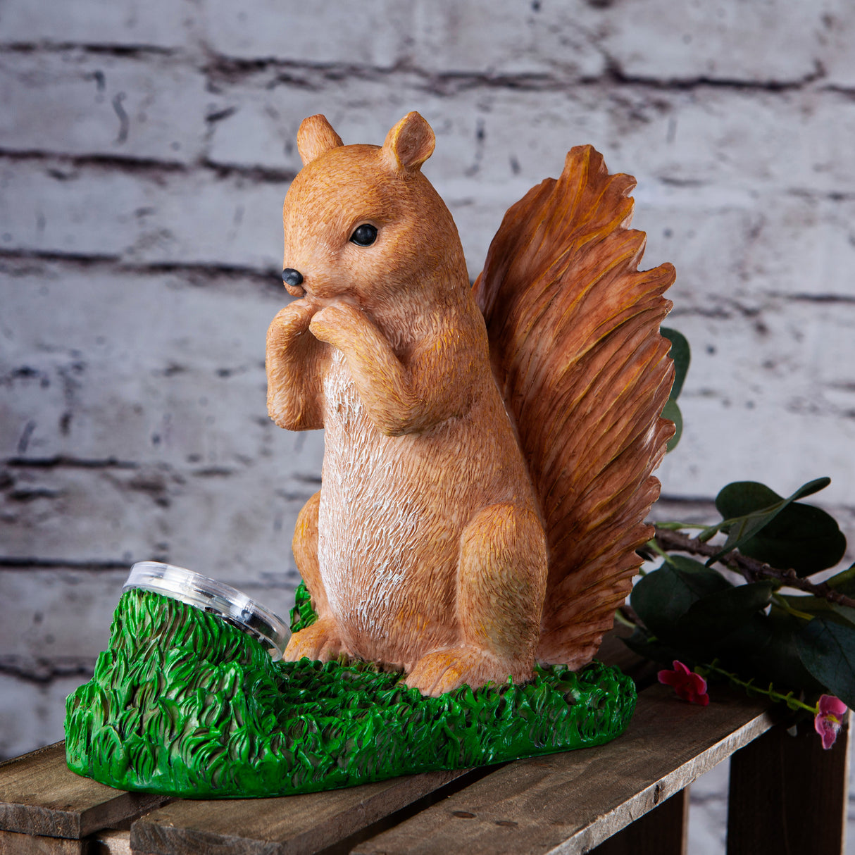 Zombie Eichhörnchen Gartenfigur mit Solarlampe
