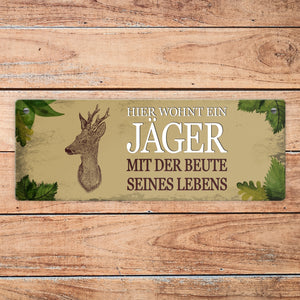 Metallschild mit Spruch: Hier wohnt ein Jäger - mit der ...