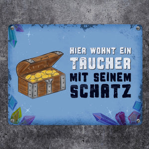 Metallschild mit Spruch: Hier wohnt ein Taucher mit seinem Schatz