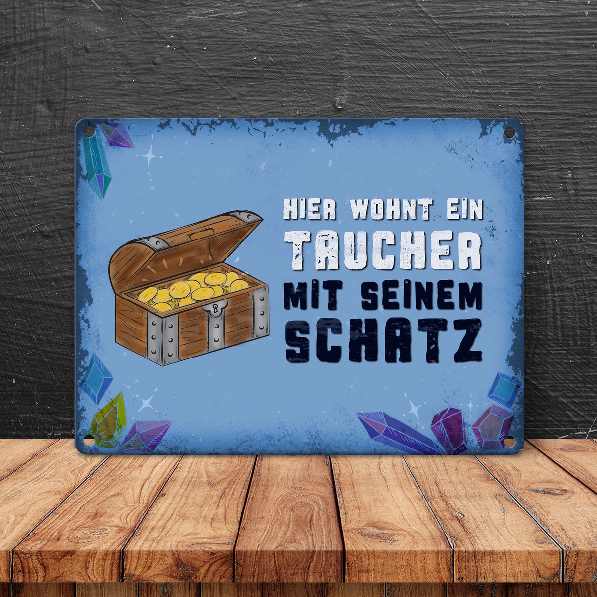 Metallschild mit Spruch: Hier wohnt ein Taucher mit seinem Schatz