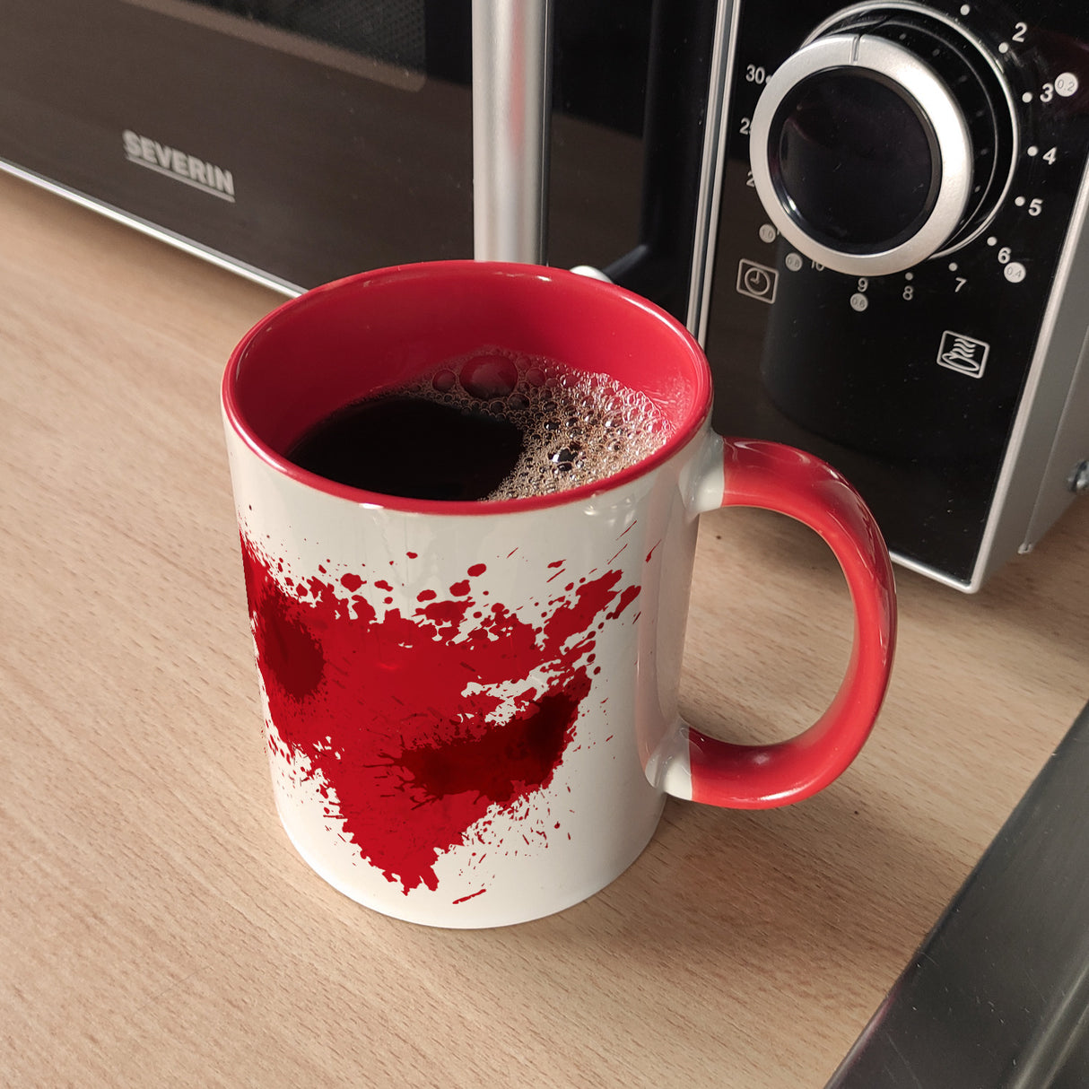 Kaffeebecher mit Blutbad Motiv