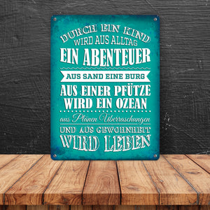 Metallschild mit Spruch: Durch ein Kind wir aus Alltag ...