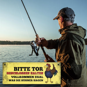 Metallschild Dangler mit Hahn Motiv und Spruch: Bitte Tor geschlossen halten ...
