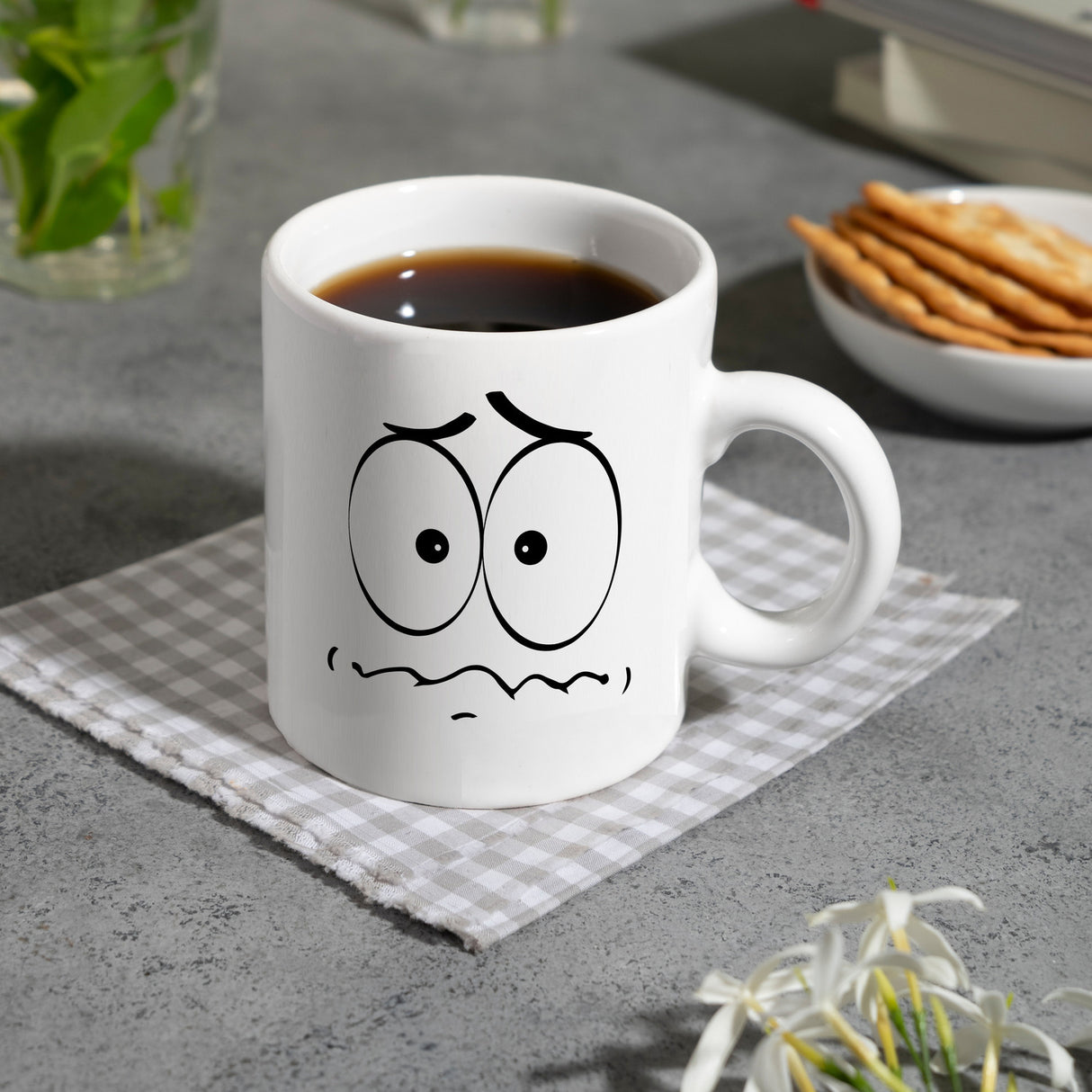 Tassengesichter Kaffeebecher mit ängstliches Gesicht Motiv