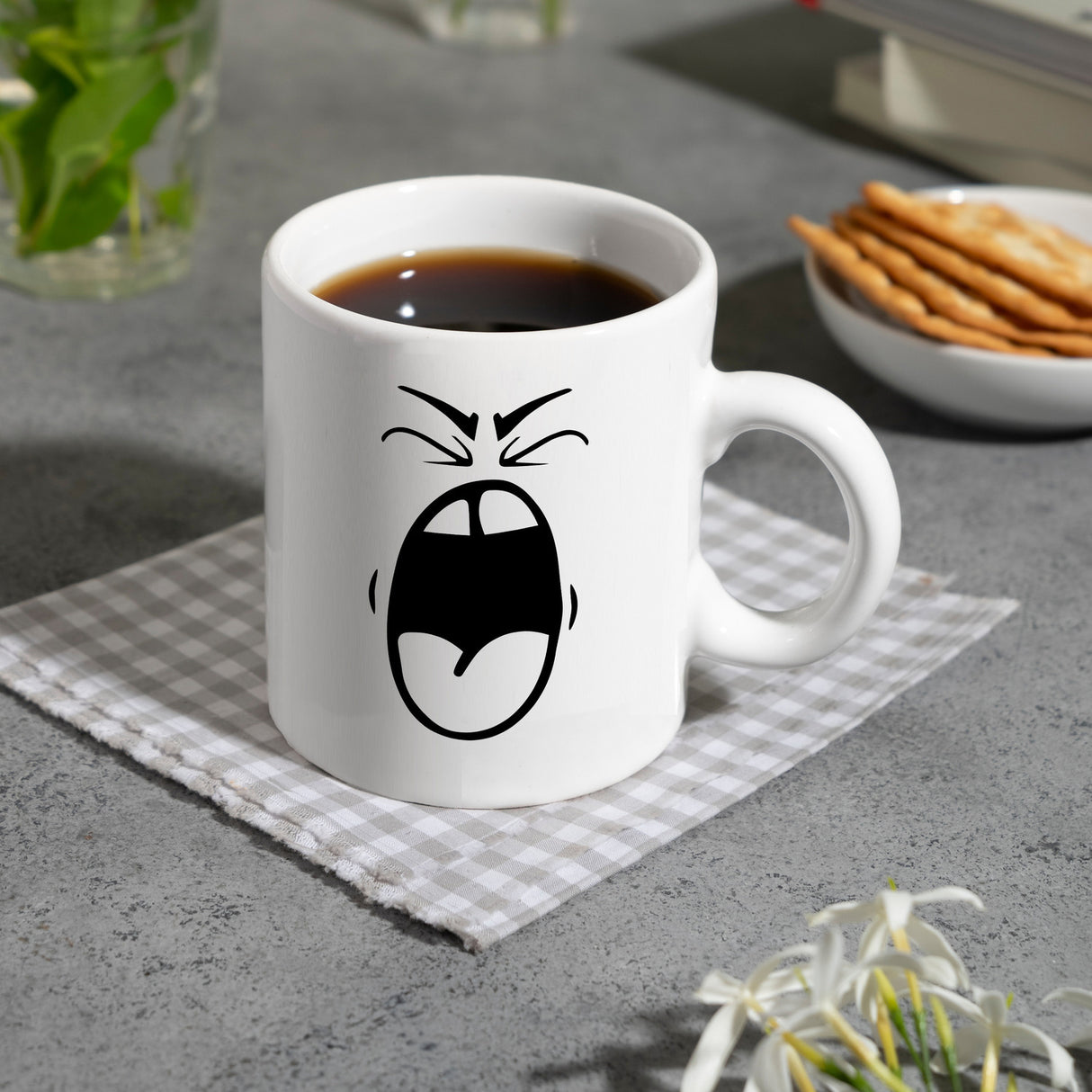 Tassengesichter Kaffeebecher mit schreiendes Gesicht Motiv