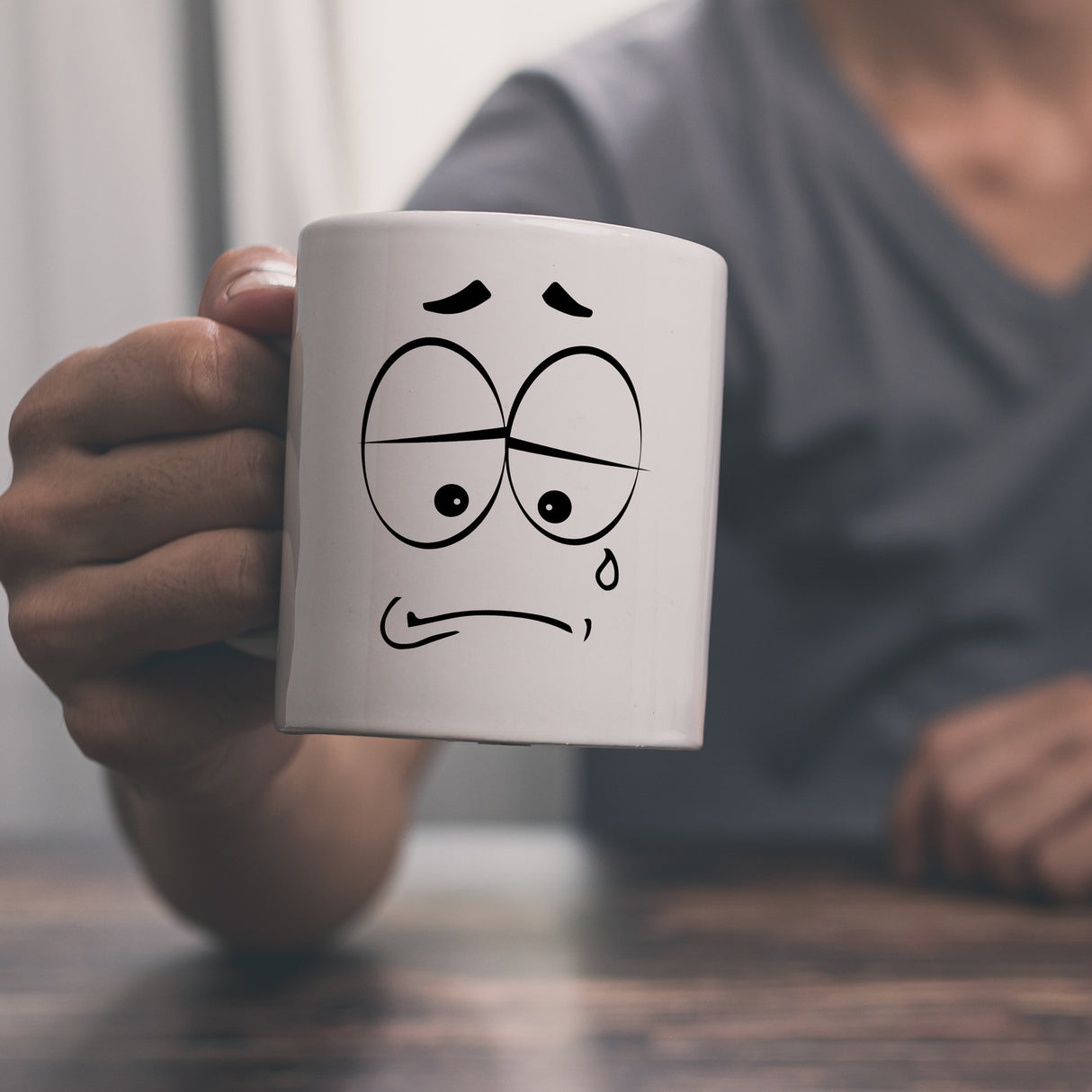 Tassengesichter Kaffeebecher mit trauriges Gesicht Motiv