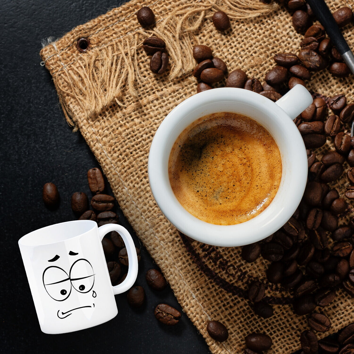 Tassengesichter Kaffeebecher mit trauriges Gesicht Motiv