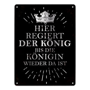 Metallschild mit Spruch: Hier regiert der König, bis die ...