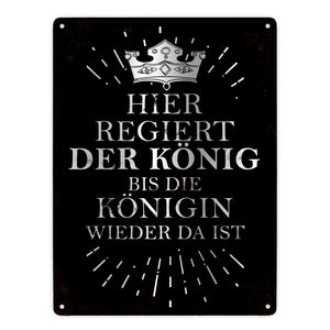 Metallschild mit Spruch: Hier regiert der König, bis die ...