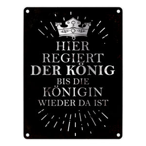 Metallschild mit Spruch: Hier regiert der König, bis die ...