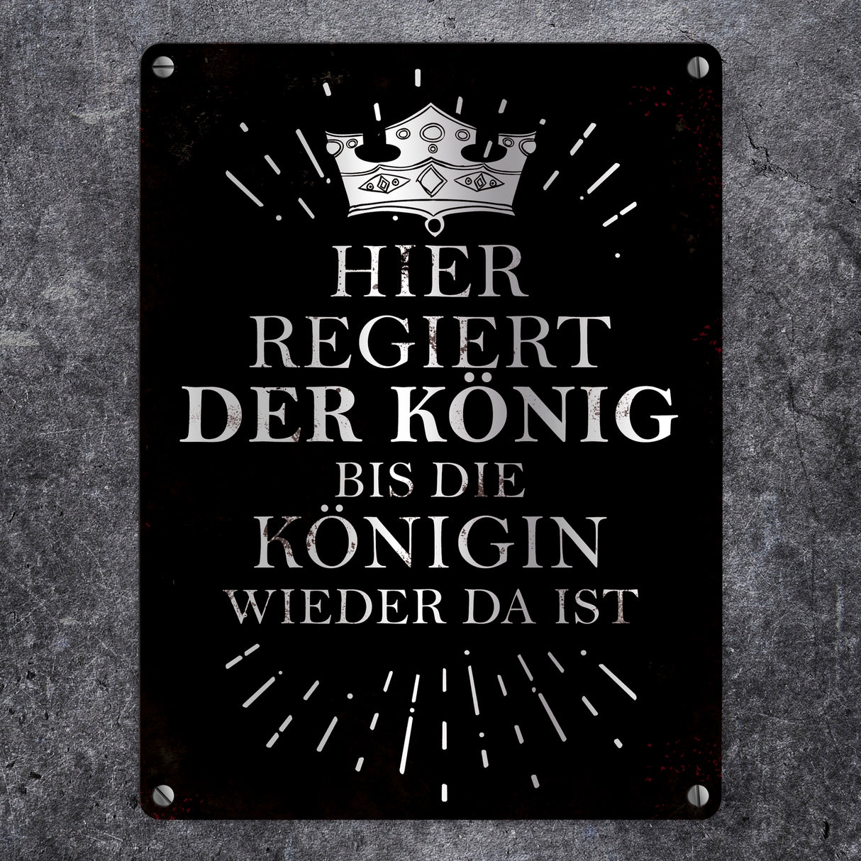 Metallschild mit Spruch: Hier regiert der König, bis die ...