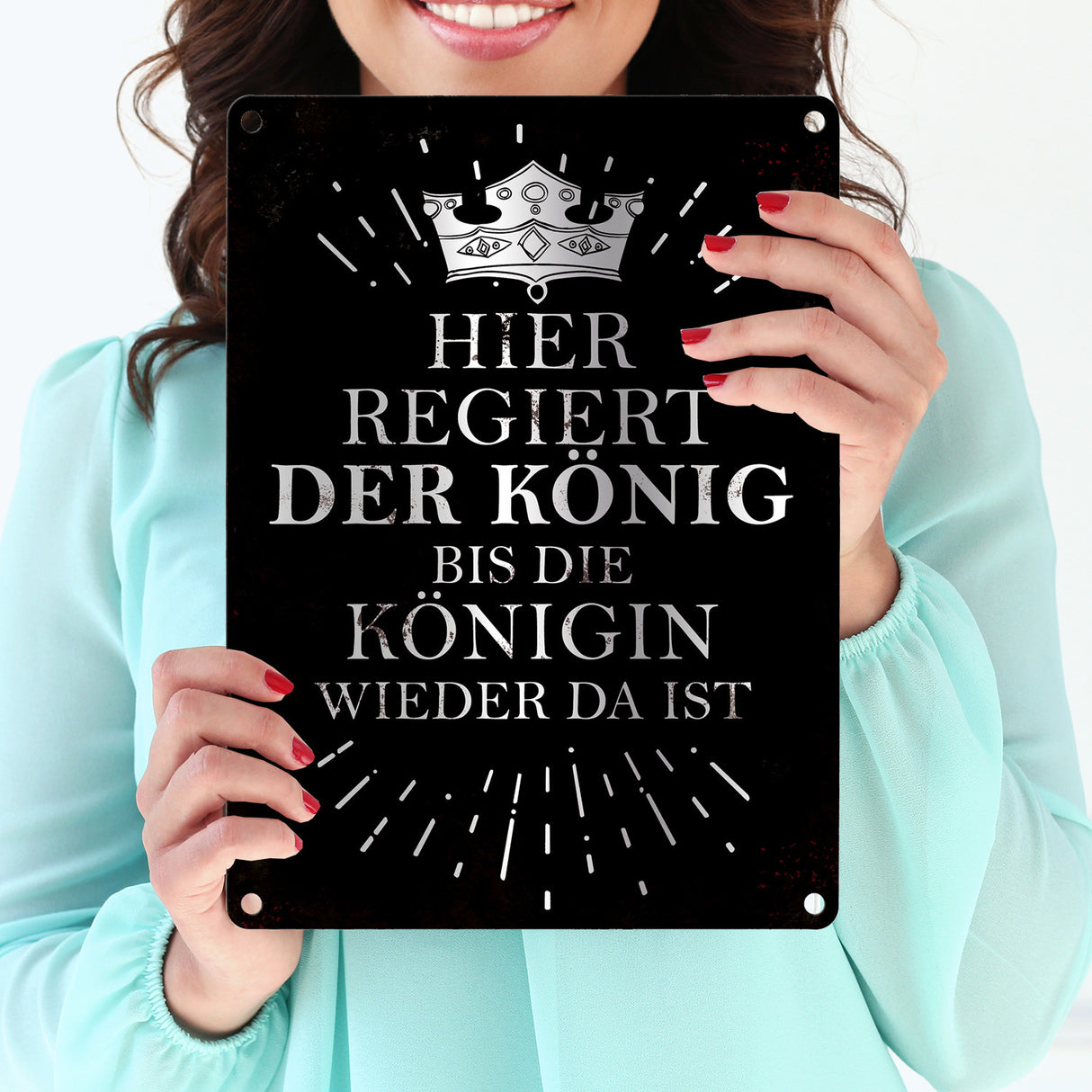 Metallschild mit Spruch: Hier regiert der König, bis die ...