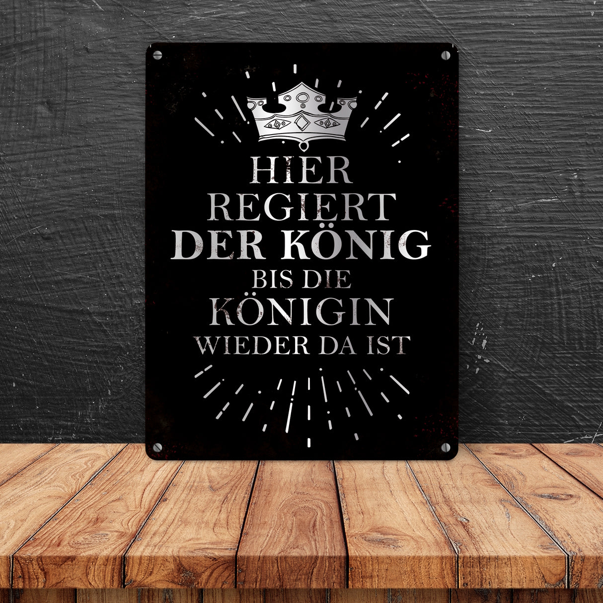 Metallschild mit Spruch: Hier regiert der König, bis die ...