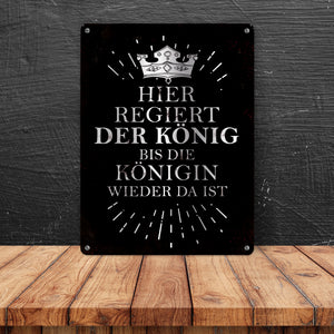 Metallschild mit Spruch: Hier regiert der König, bis die ...