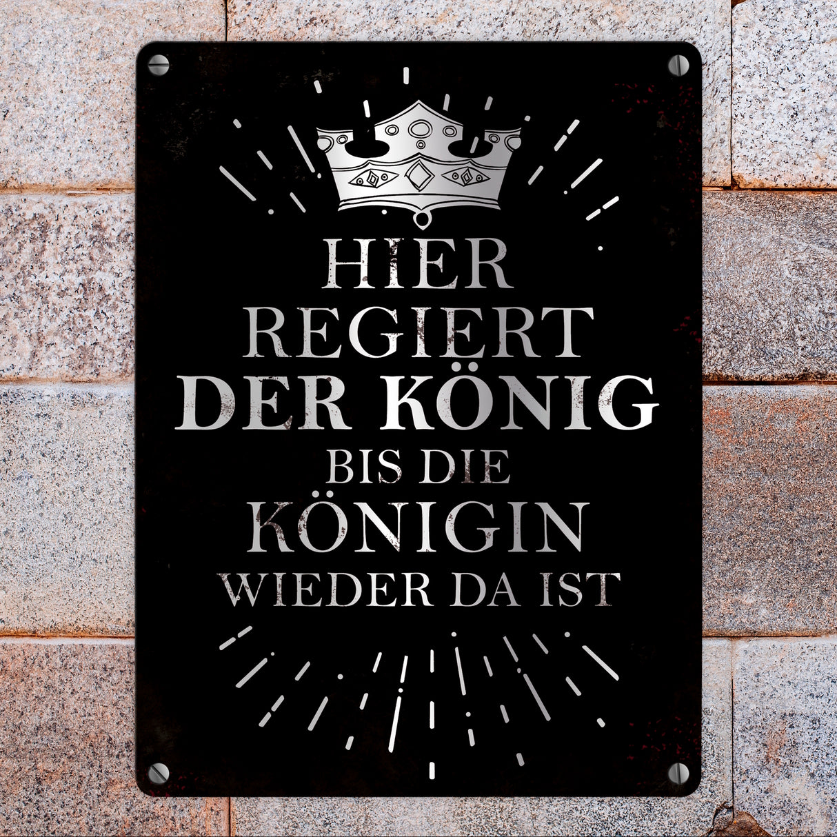 Metallschild mit Spruch: Hier regiert der König, bis die ...