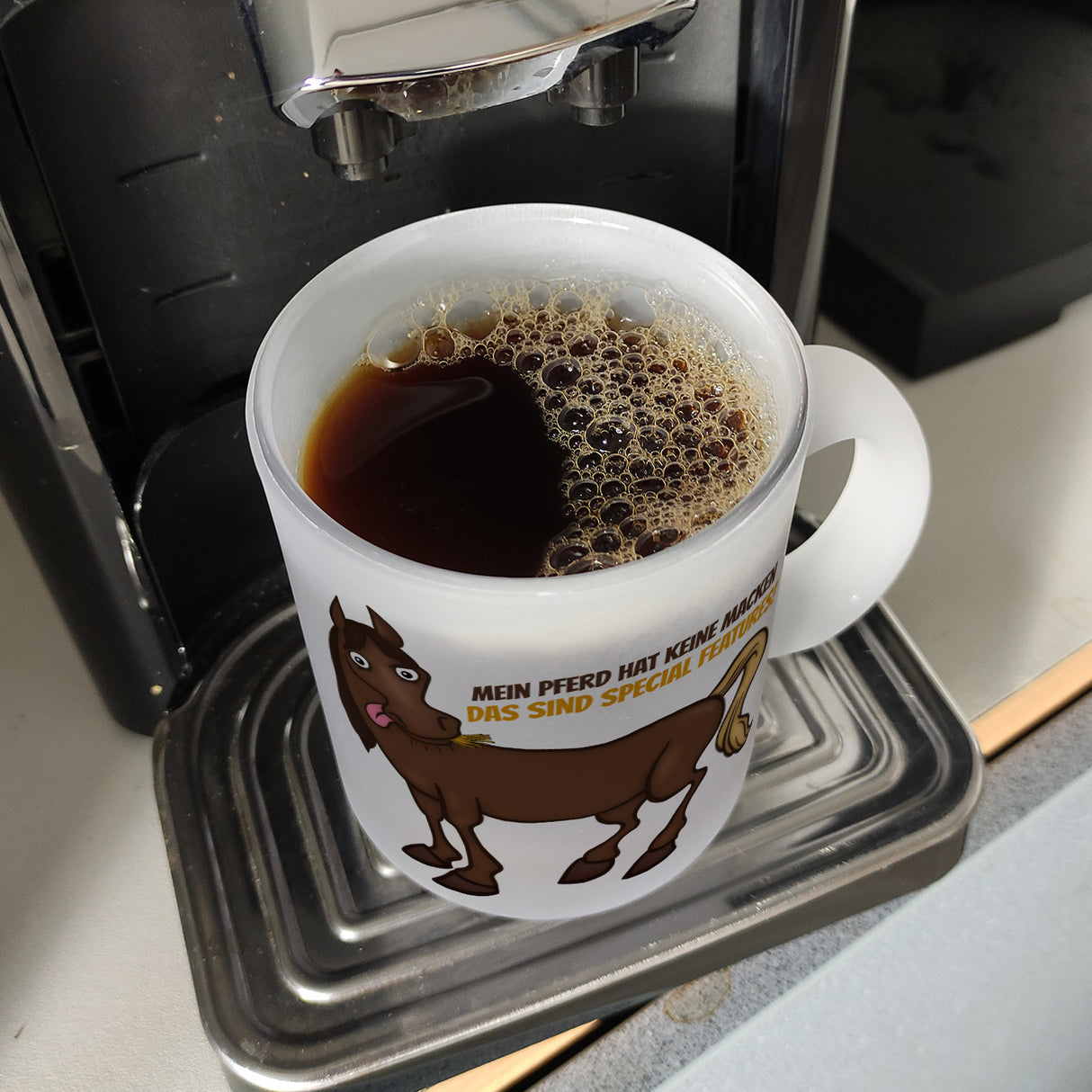 Kaffeebecher mit Pferde Motiv und Spruch: Mein Pferd hat keine Macke. Das ...