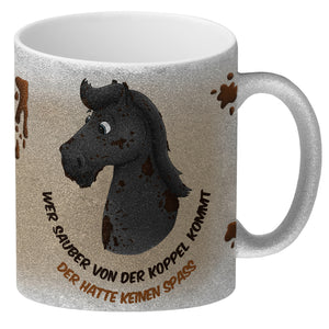Kaffeebecher mit weißes Pferd Motiv und Spruch: Wer sauber von der Koppel kommt, ...