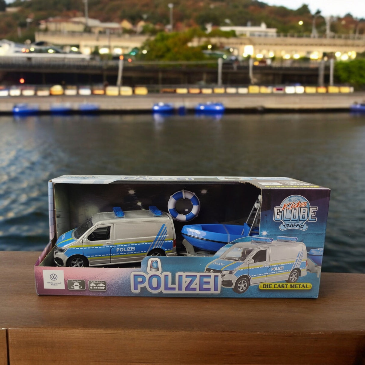 Volkswagen VW Polizei-Van mit Boot und Anhänger Spielzeug Polizeiauto mit Pull Back Motor