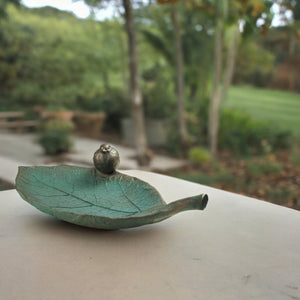 Vogelbad Vogeltränke im Design eines Blatts - hübsche Garten Deko