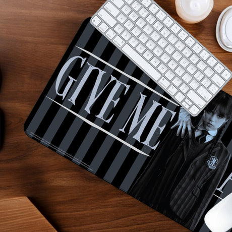 Wednesday Addams Schreibtischunterlage Mauspad mit Give Me a Hand Design