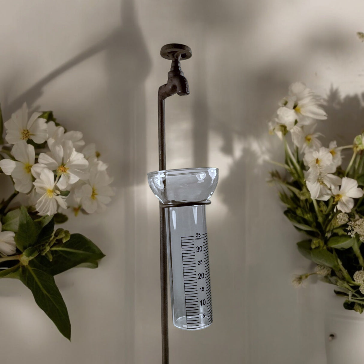 Regenmesser aus Metall in Wasserhahn-Optik Niederschlagsmesser für den Garten