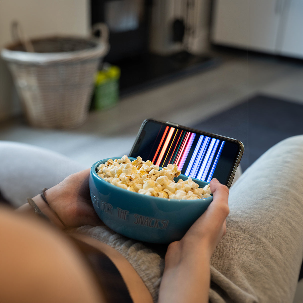 Stream 'n' Snack Snackschale - Streaming Schüssel mit Smartphonehalterung