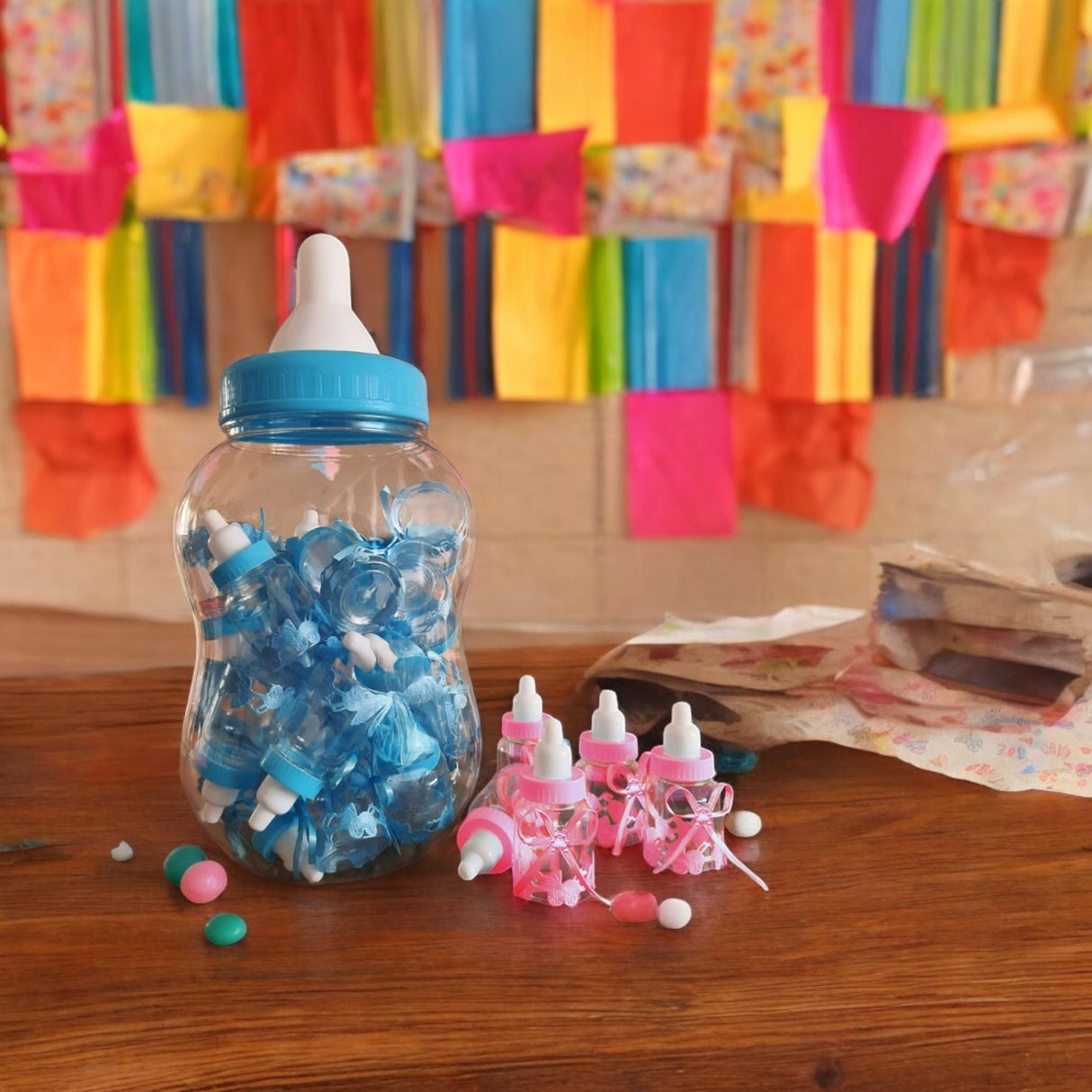 XXL Babyflasche mit 30 kleinen Flaschen für Babypartys in Babyblau