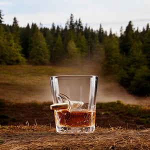 Einschuss Whiskeyglas mit Patrone im Glas