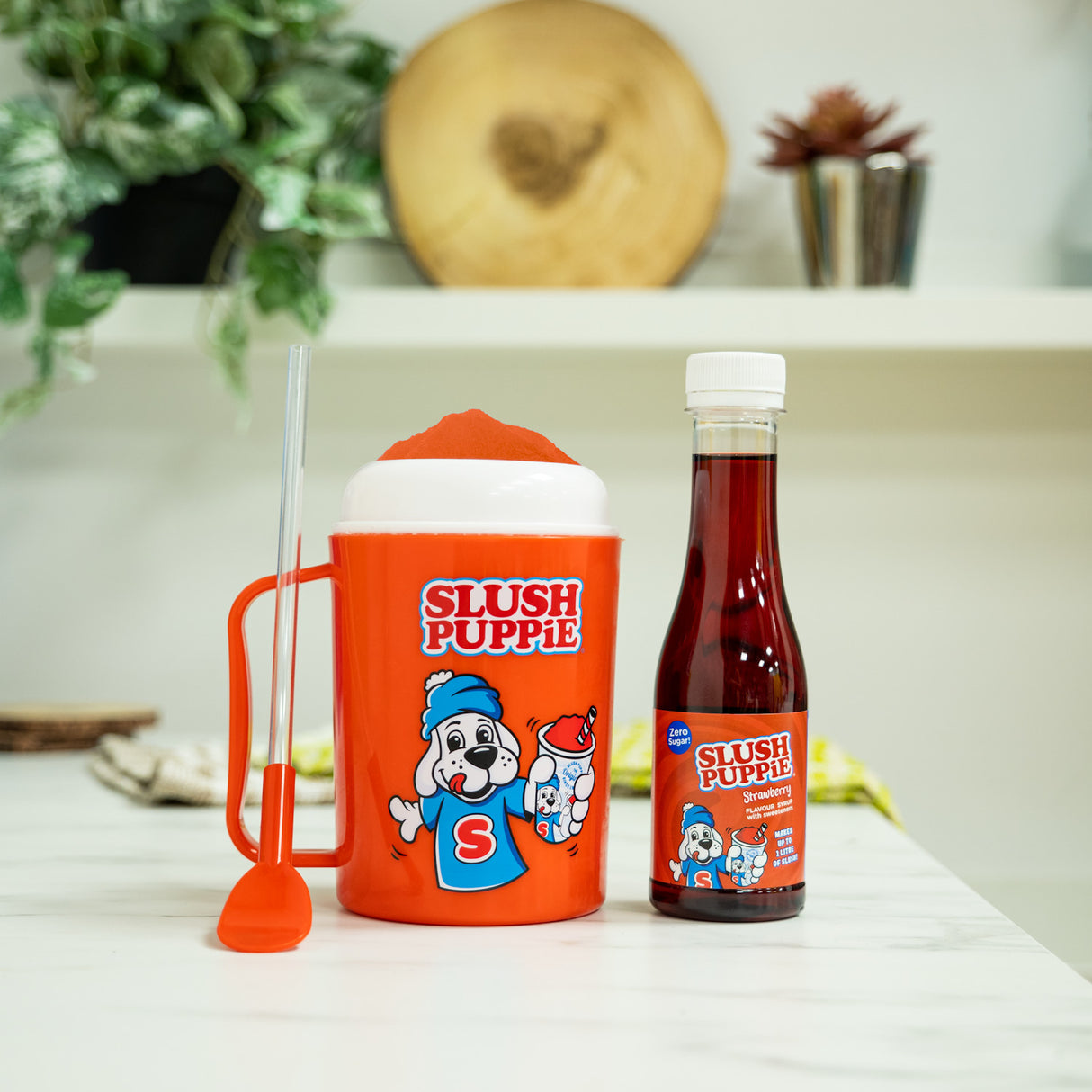 SLUSH PUPPiE Slushie Maker Slush-Eis Becher Starter Set mit ZERO zuckerfreier Erdbeere Sirup