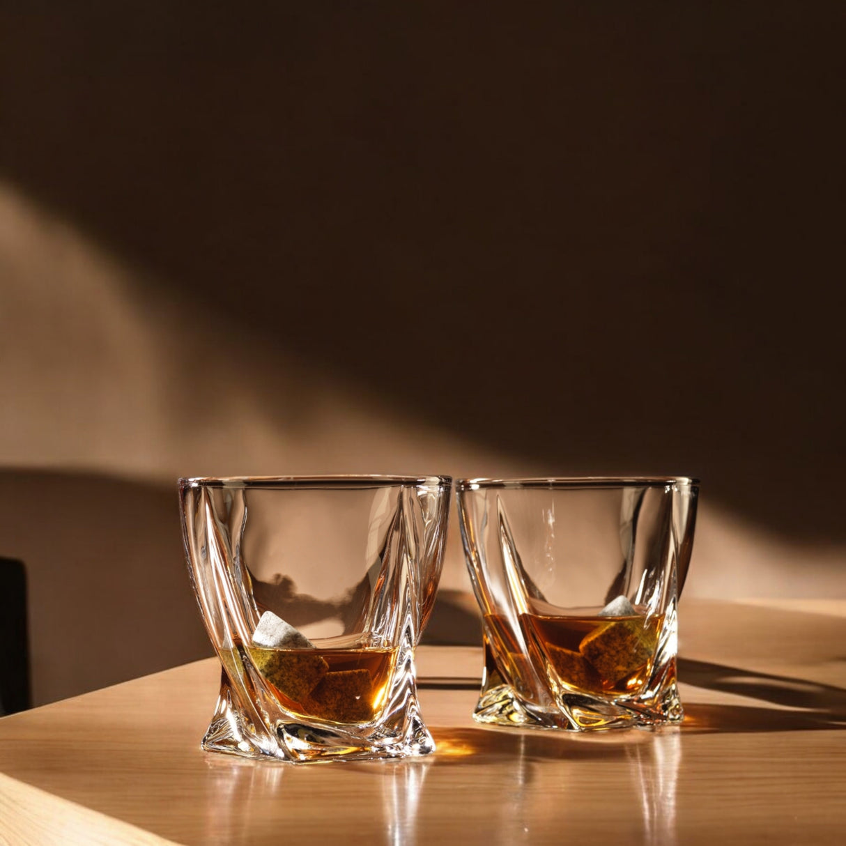 Verdrehte Whiskey Gläser im 2er-Set mit Eissteinen