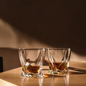 Verdrehte Whiskey Gläser im 2er-Set mit Eissteinen