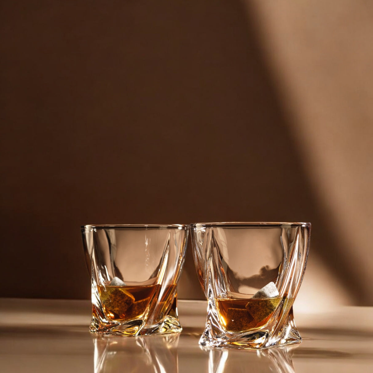 Verdrehte Whiskey Gläser im 2er-Set mit Eissteinen