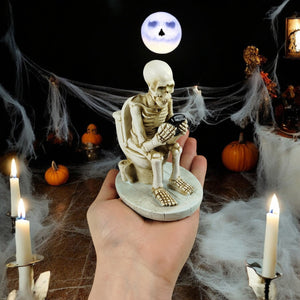 Skelett mit Handy auf Toilette Dekofigur - Halloween Deko Figur aus Polyresin