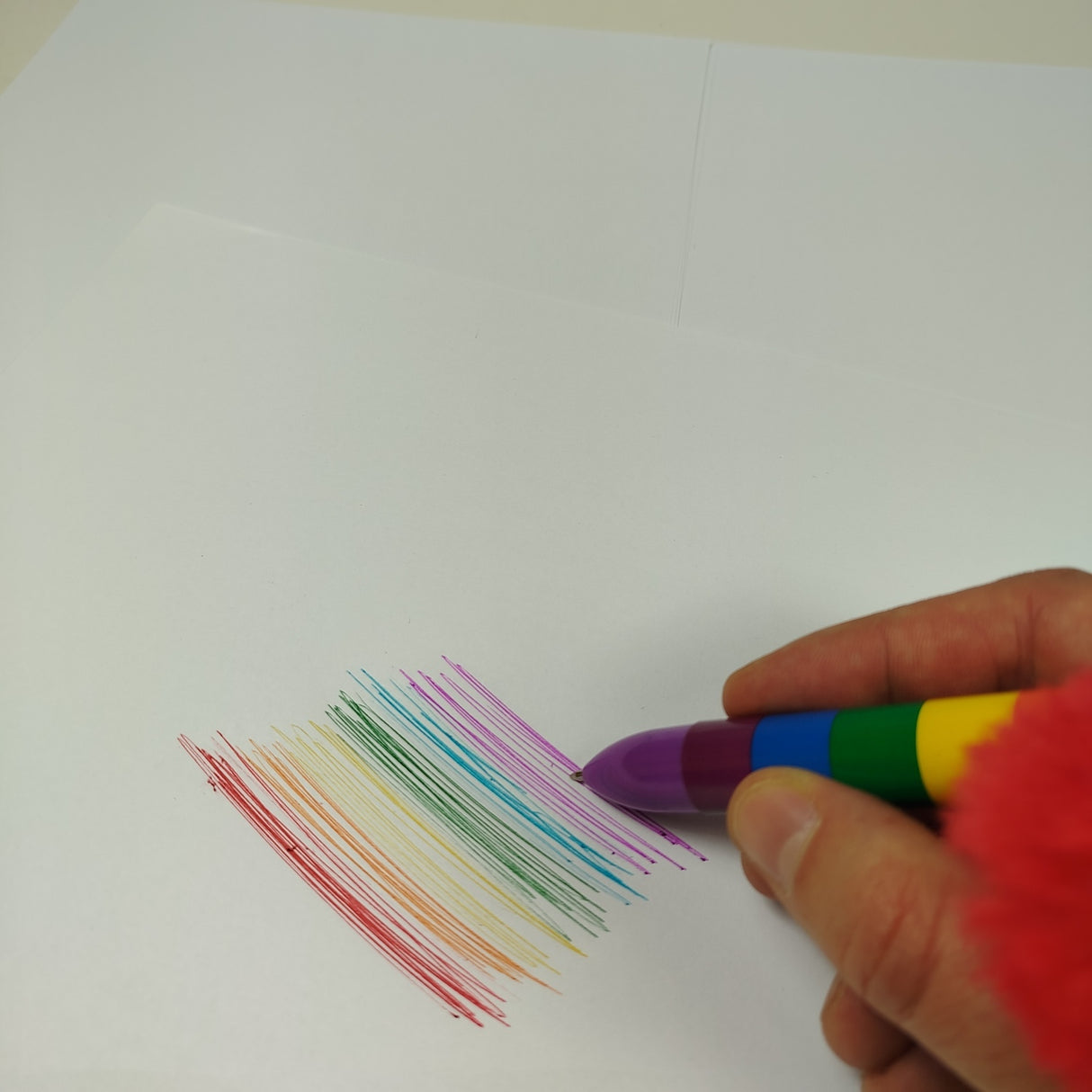 Regenbogen Kugelschreiber Stift LGBTQ Kuli mit 6-farbigen Minen