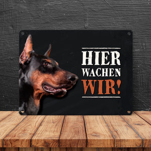 Hier wachen wir! Dobermann Metallschild