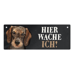 Metallschild mit Dackel Motiv und Spruch: Hier wache ich!