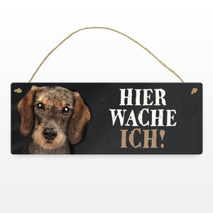 Metallschild mit Dackel Motiv und Spruch: Hier wache ich!