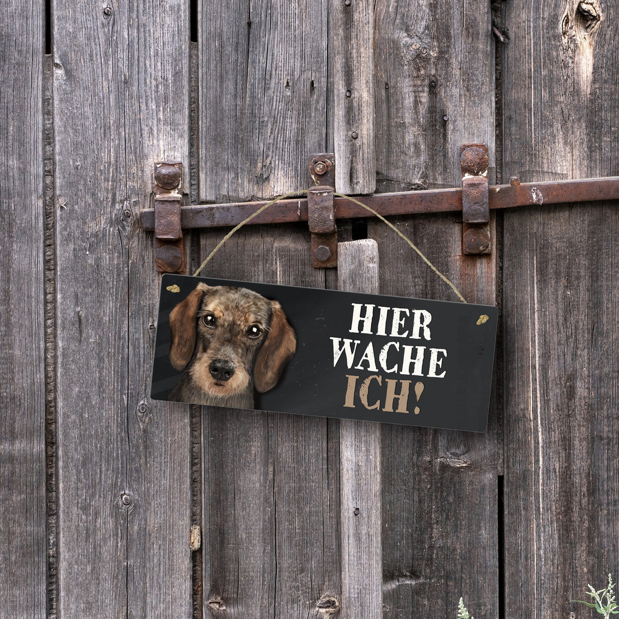 Metallschild mit Dackel Motiv und Spruch: Hier wache ich!