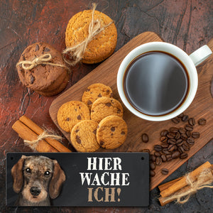Metallschild mit Dackel Motiv und Spruch: Hier wache ich!