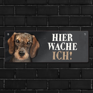 Metallschild mit Dackel Motiv und Spruch: Hier wache ich!