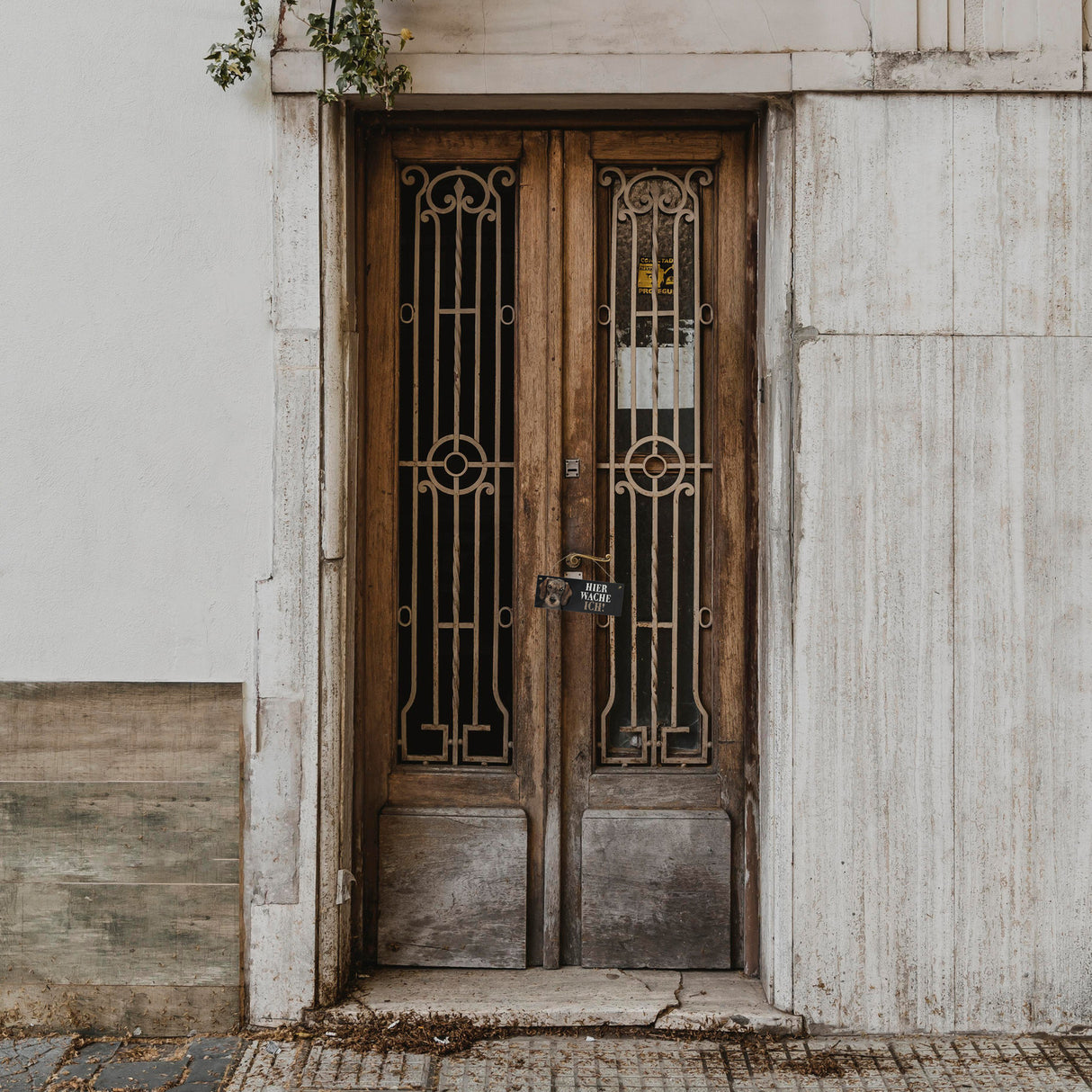 Metallschild mit Dackel Motiv und Spruch: Hier wache ich!