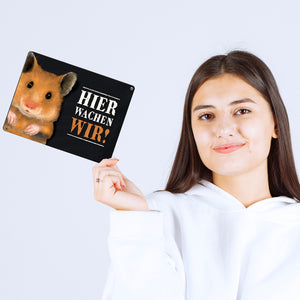Metallschild mit Hamster Motiv und Spruch: Hier wachen wir!