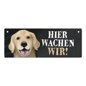 Metallschild mit Golden Retriever Motiv und Spruch: Hier wachen wir!