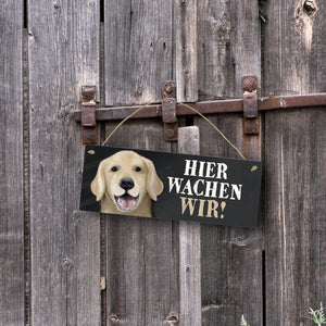 Metallschild mit Golden Retriever Motiv und Spruch: Hier wachen wir!