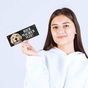 Metallschild mit Golden Retriever Motiv und Spruch: Hier wachen wir!