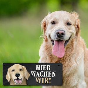Metallschild mit Golden Retriever Motiv und Spruch: Hier wachen wir!